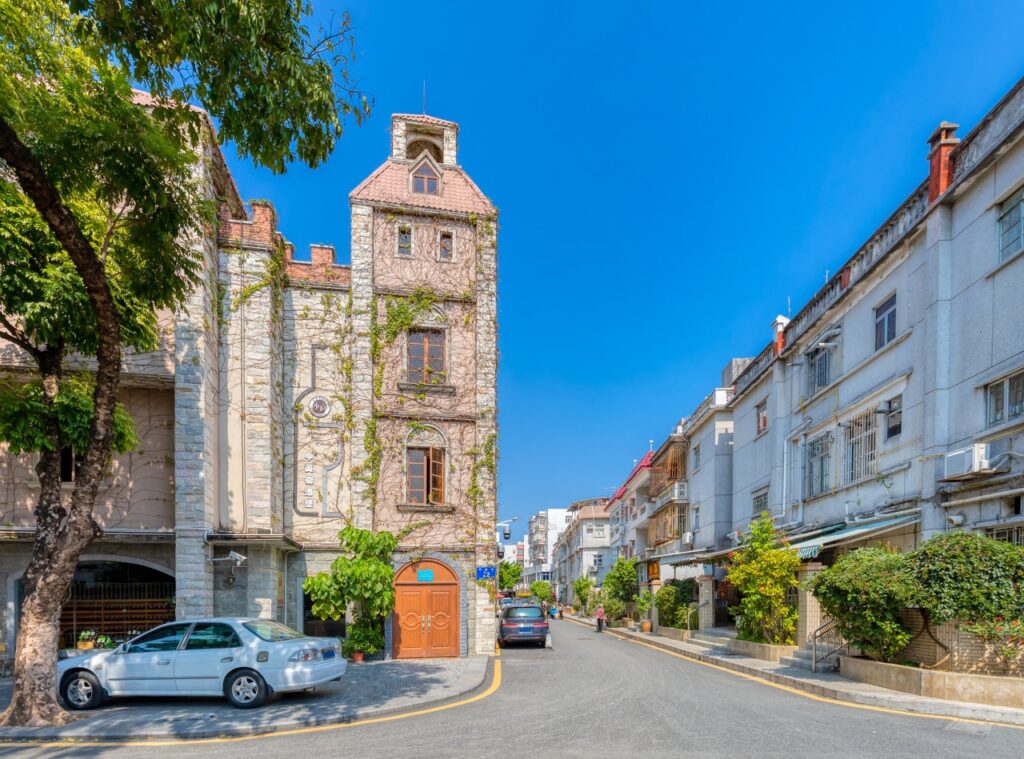 One Street, Two Systems: A Comprehensive Travel Guide to Shenzhen’s Zhongying Street