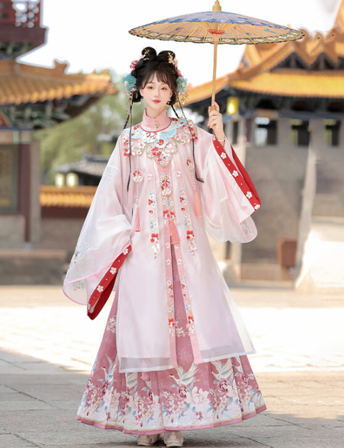 The Beauty of Hanfu: Oriental Elegance in Robes and Sleeves-Dgcity-Discover Great Chinese City
