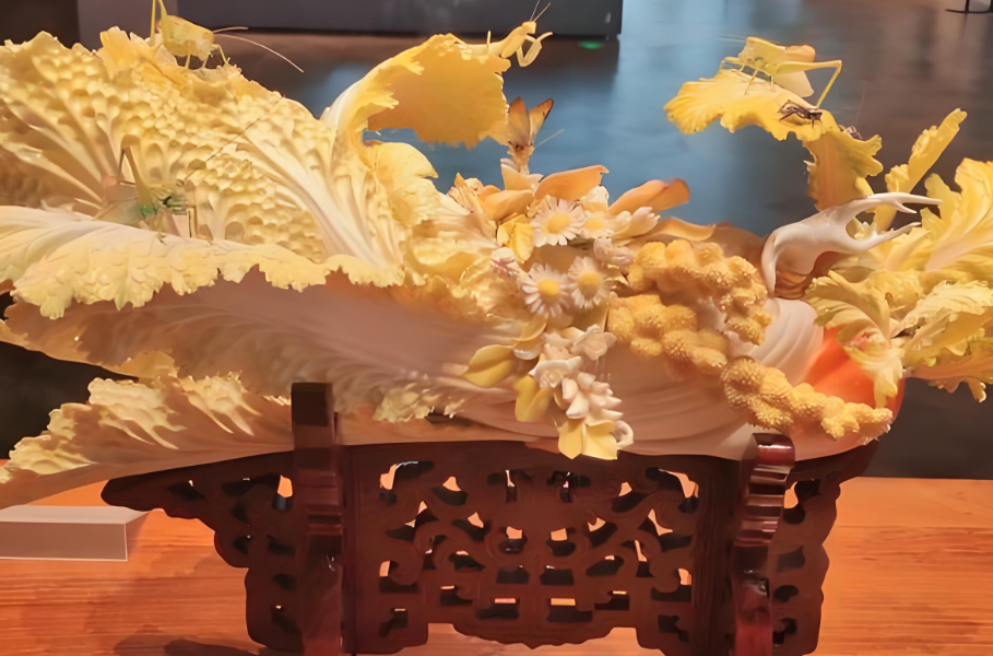 牙刻玲珑藏宫韵：北京牙雕的千年传承与匠心坚守