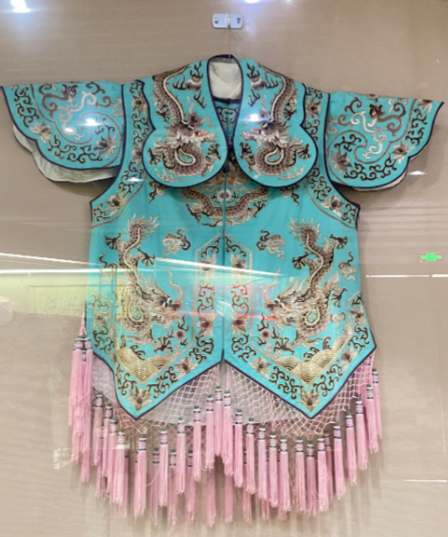 锦袍缀韵承粉墨：北京剧装戏具制作技艺的非遗传承