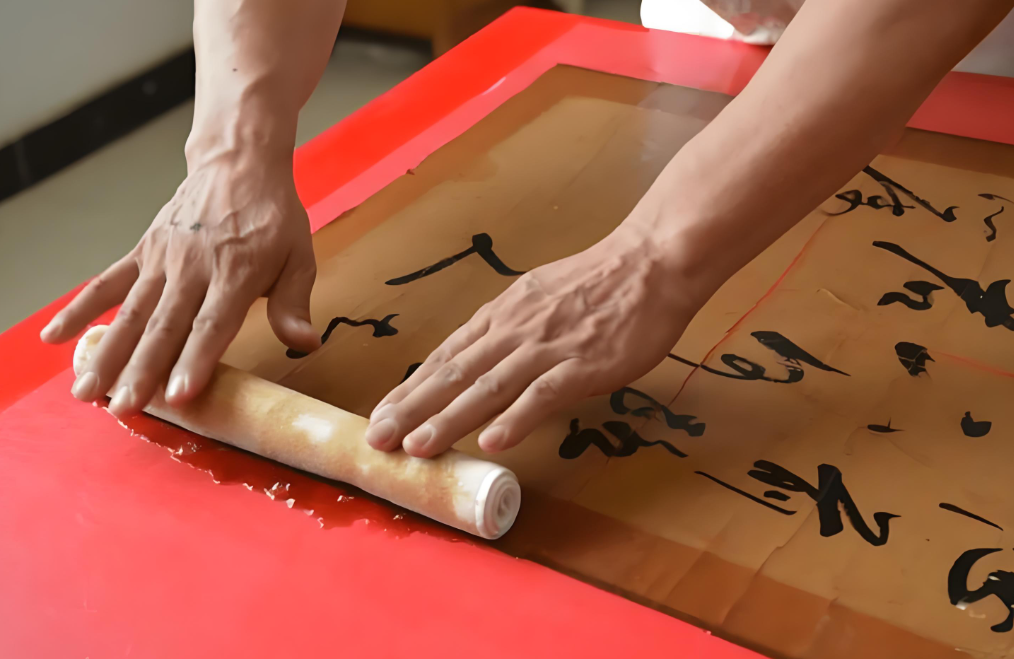 素纸绫罗承古意：北京荣宝斋装裱修复技艺的非遗传承