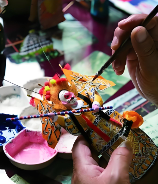 铜盘戏韵舞京腔：北京鬃人的非遗传承与匠心巧思