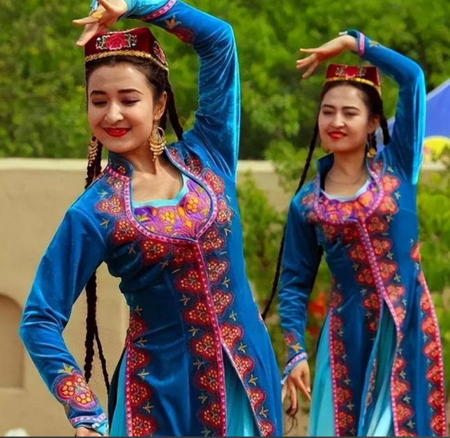 艾德莱斯织丝路 花帽缀风情——维吾尔族服饰体验全攻略-Dgcity-Discover Great Chinese City