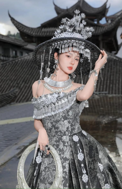 银饰缀史韵 苗绣绘图腾——苗族服饰体验全攻略-Dgcity-Discover Great Chinese City