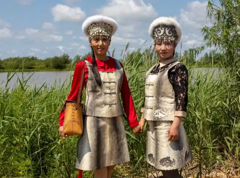 鱼皮裁霓裳 渔猎绘图腾——赫哲族服饰体验全攻略