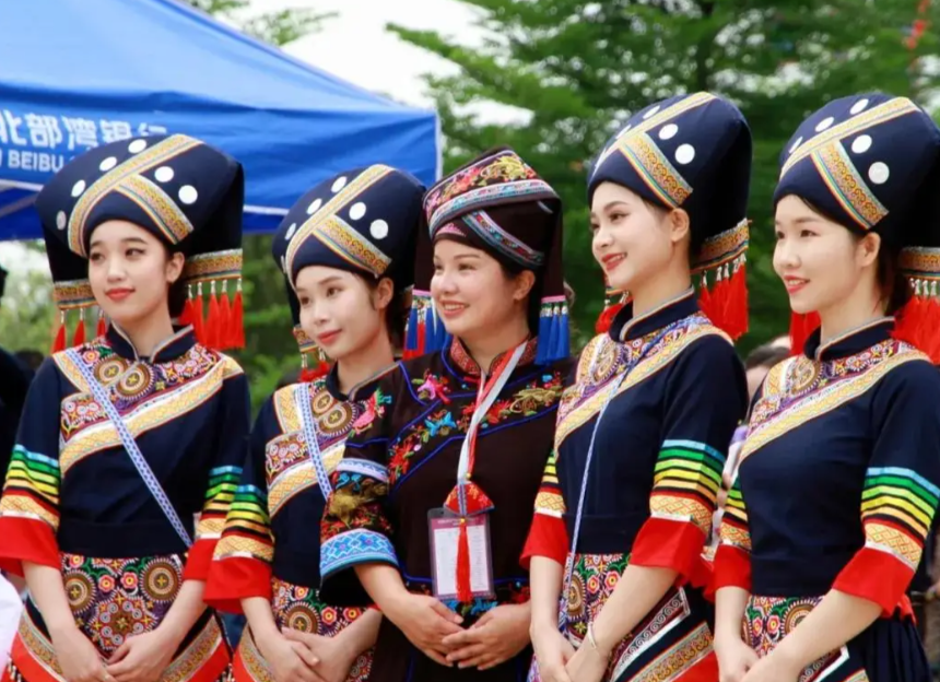 Zhuang Costumes: Millennia-Old Brocade and Phoenix Patterns in Beijing