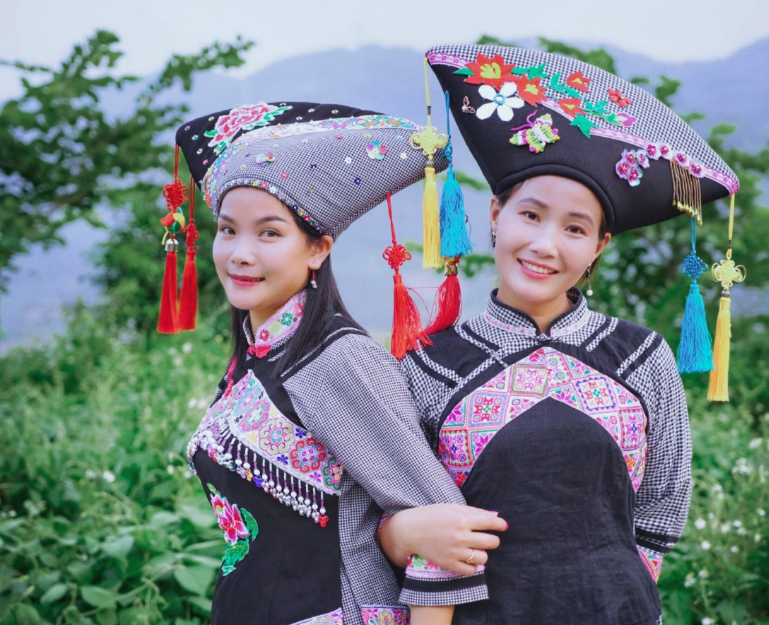 Zhuang Costumes: Millennia-Old Brocade and Phoenix Patterns in Beijing-Dgcity-Discover Great Chinese City