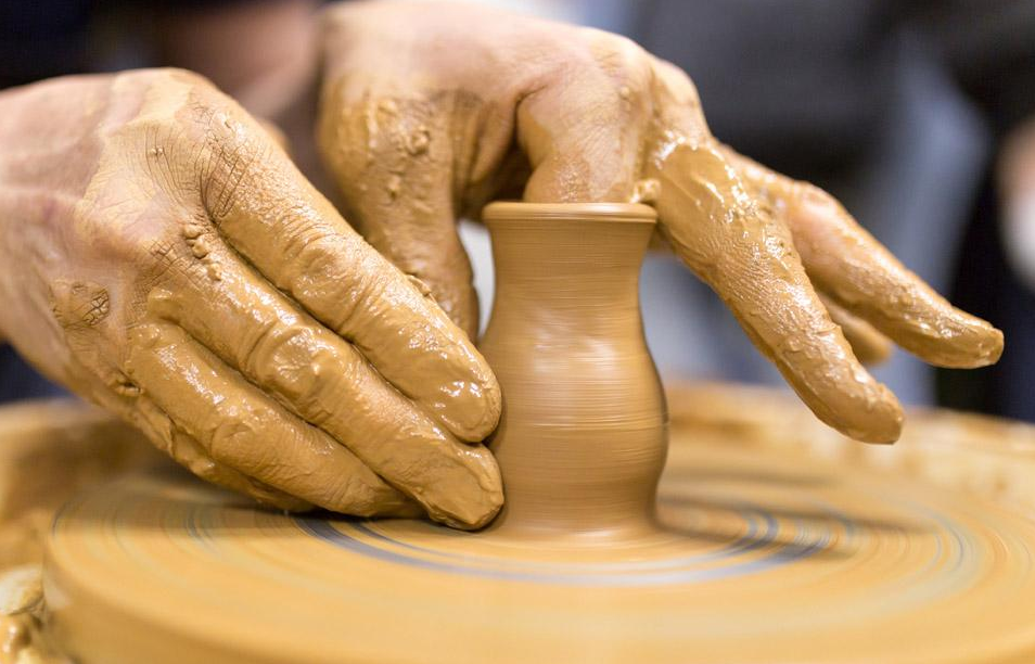 Pottery Wheel Throwing Guide for Foreign Travelers: Explore Traditional Chinese Craft
