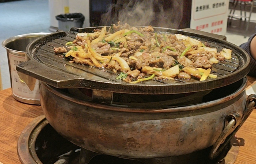 北京炙子烤肉指南：铸铁烤盘上的三百年京味烟火