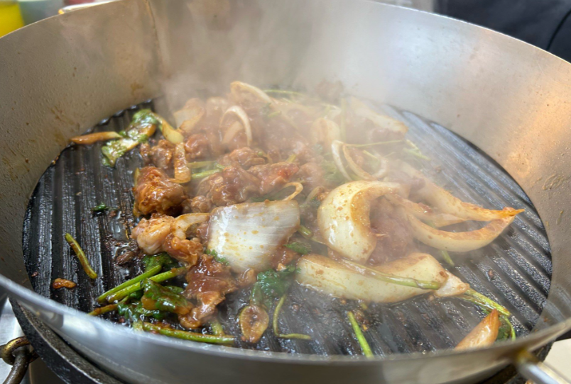 北京炙子烤肉指南：铸铁烤盘上的三百年京味烟火