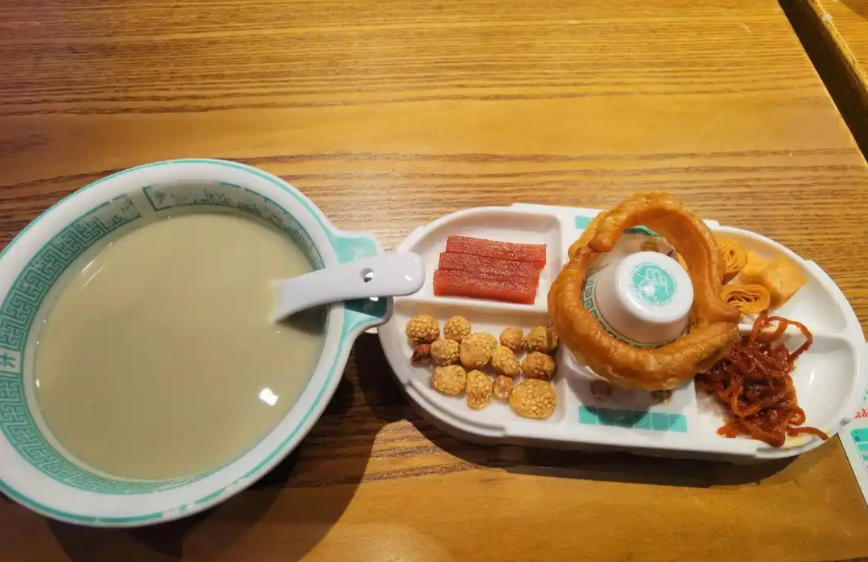 北京豆汁儿配焦圈指南：解锁老北京的专属味觉密码