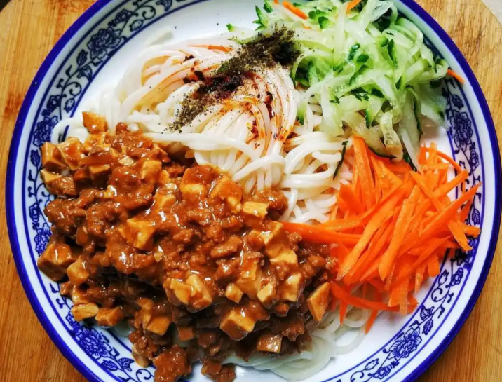 Old Beijing Zhajiangmian Guide: A Bowl of Noodles with Diverse Flavors and Street Warmth