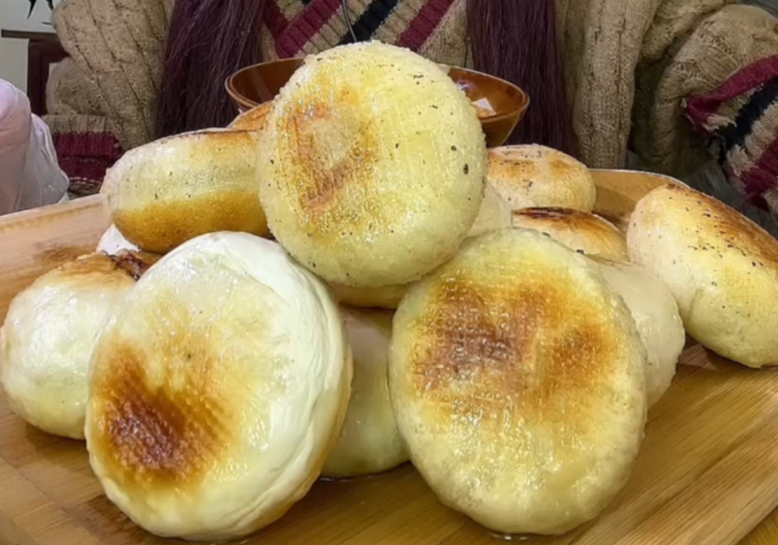 北京双味小吃指南：豆汁儿焦圈与门钉肉饼的烟火滋味