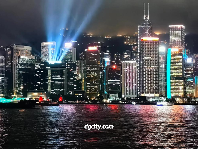 Victoria Harbour, Hong Kong — The Pearl of the East Beating for Centuries Victoria Harbour, Hong Kong — The Pearl of the East Beating for Centuries