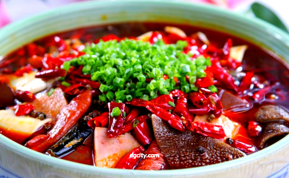 重庆毛血旺：一锅红汤煮尽江湖味，麻辣鲜香的重庆灵魂