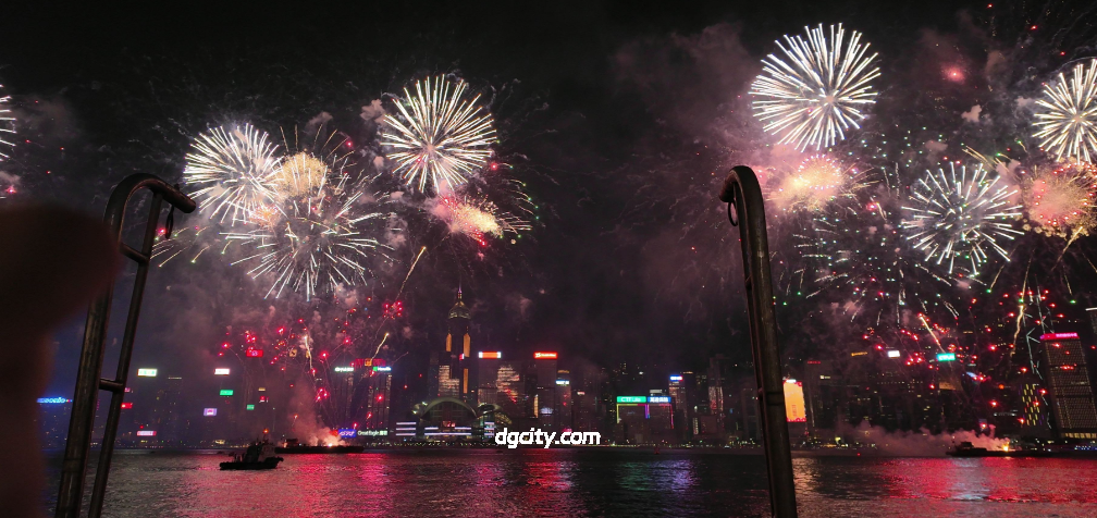 Success Gallops in Hong Kong — Victoria Harbour Fireworks Show Guide for Foreign Visitors