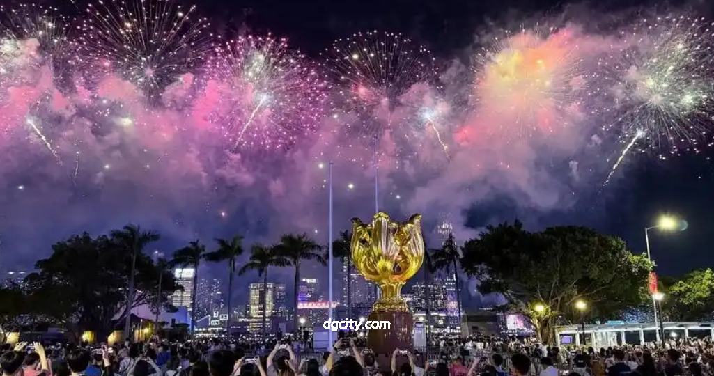 Success Gallops in Hong Kong — Victoria Harbour Fireworks Show Guide for Foreign Visitors-Dgcity-Discover Great Chinese City