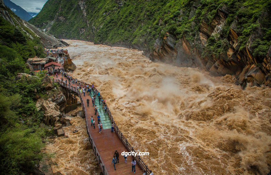Trek Tiger Leaping Gorge: World’s Deepest Canyon Hiking Experience