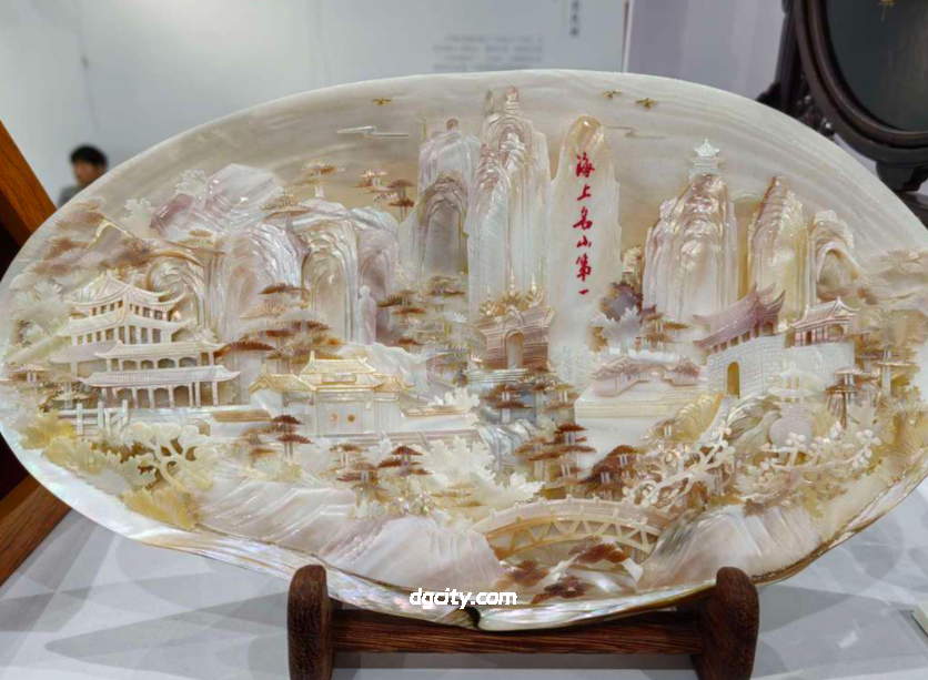 Qingdao shell carving Artis…