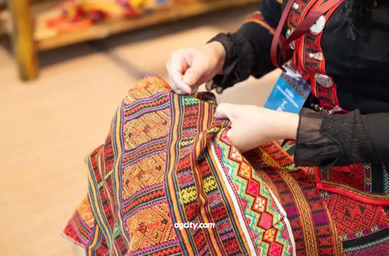 Hainan Traditional Li ethnic textiles: History and Practice-Travel China - 旅行中国